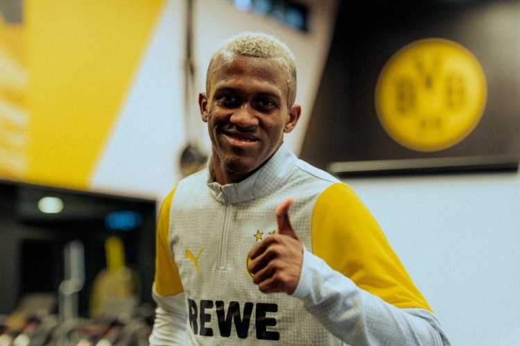 开云体育-新援莱尔马访问多特主场观战对阵不莱梅，参加训练并测试体能